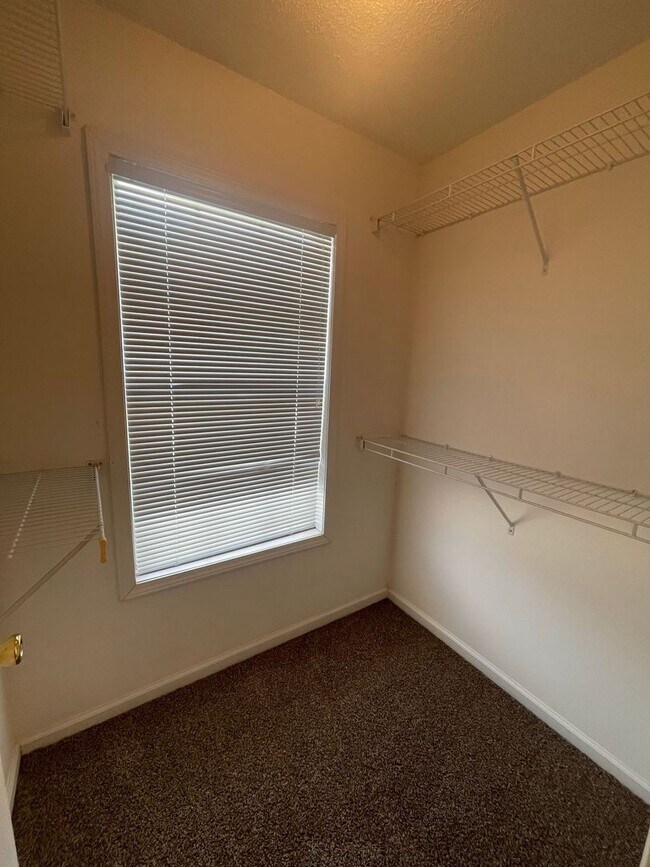 Building Photo - 143 S Spring View Dr