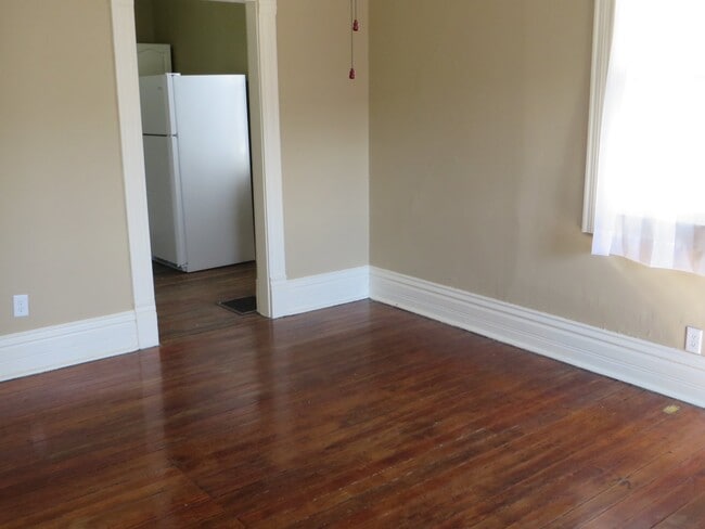 Building Photo - February - One Bedroom Cottage House in the Heart of Downtown (West Central, Downtown)