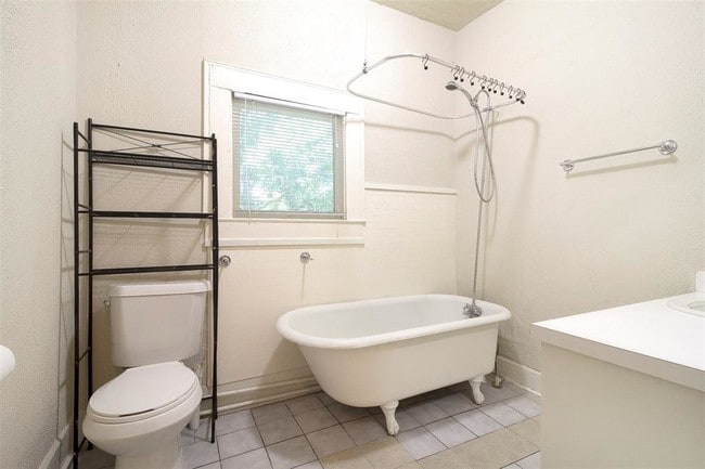 Building Photo - 303 Northwood St