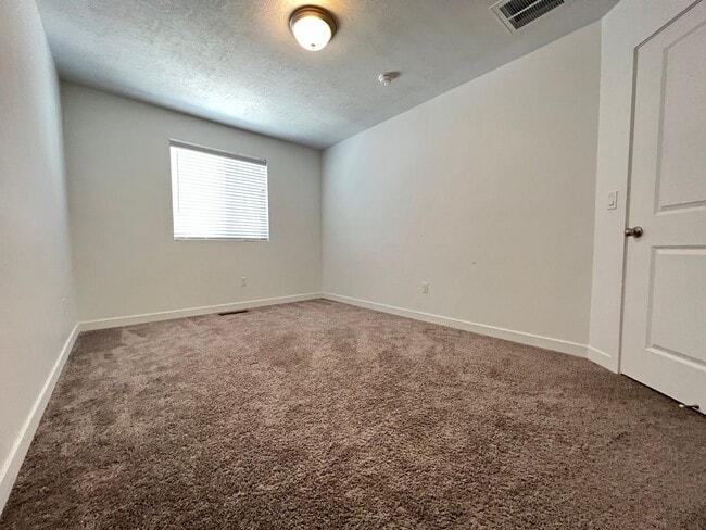 Building Photo - 3 Bedroom/2 Bathroom Townhome In Bluffdale