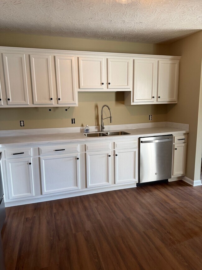 Building Photo - 128 Bay Hill Dr