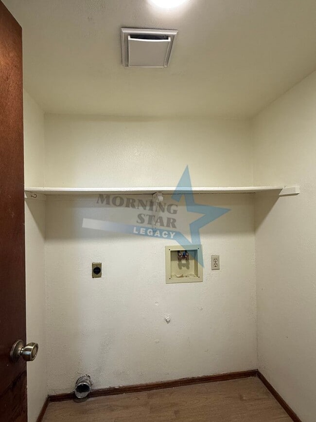 Building Photo - 2 bed townhouse w/garage and enclosed yard!