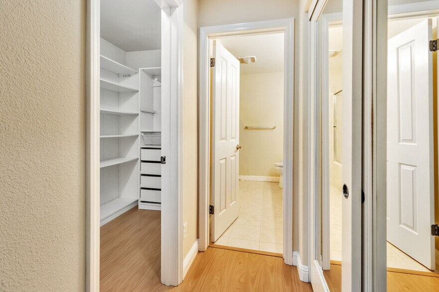 Building Photo - 3162 Silverland Dr