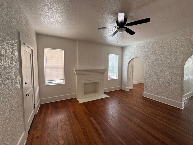 Building Photo - Old World Charm & Close to Downtown
