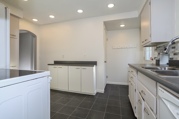 Building Photo - 6259 Glade Ave