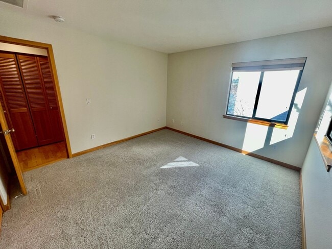 Building Photo - Top-Floor Riverfront Living with Broadway Bridge Views | 2 Bed + 2 Bath + Parking