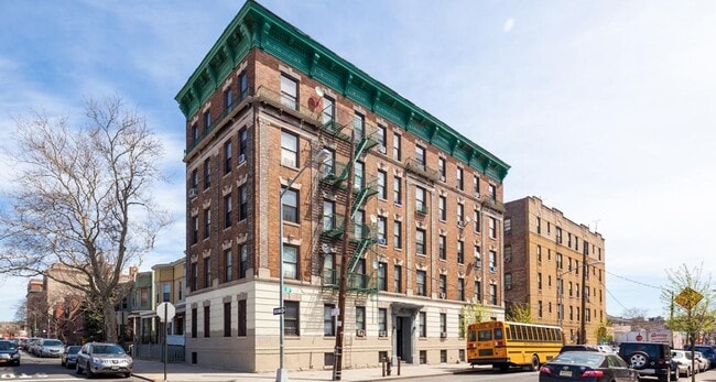 Building Photo - 553 E 188th St