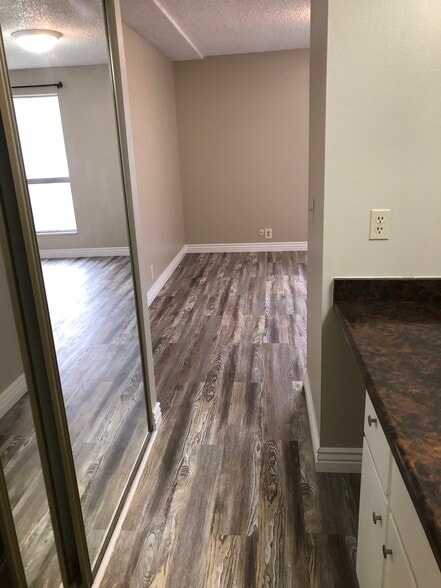 Building Photo - 1080 E Quail Park Dr