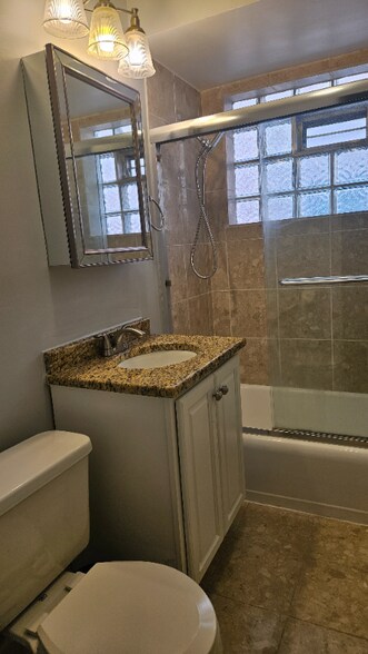 Building Photo - 4044 N California Ave