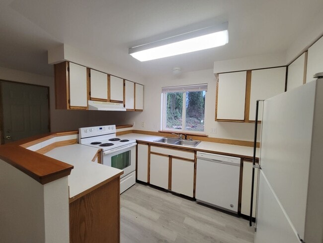 Building Photo - 2804 Pine Rd NE