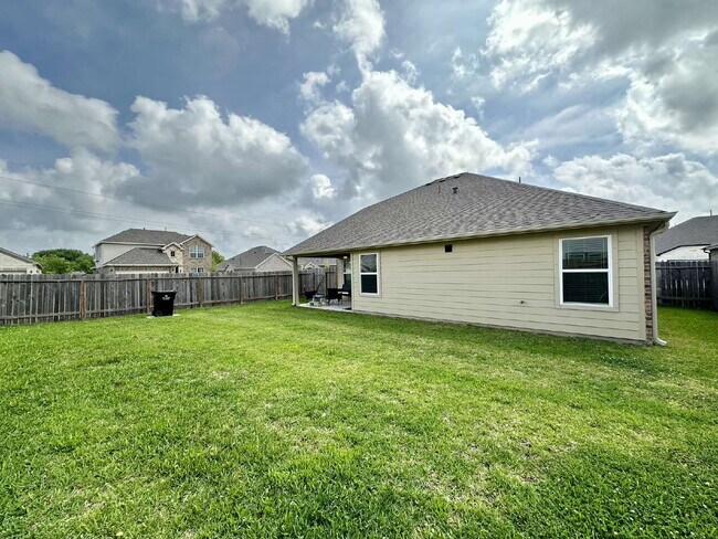 Building Photo - Charming 4-Bedroom Retreat with Granite Accents & Hardwood Elegance in Alvin!