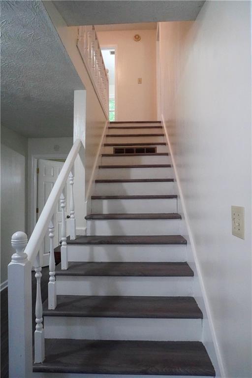 Building Photo - 2421 Fieldstone Dr SE