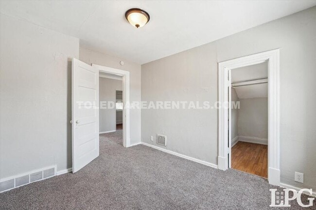 Building Photo - 340 E Lake St