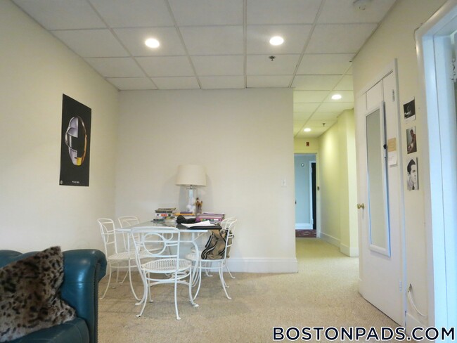 Building Photo - 62 Boylston St