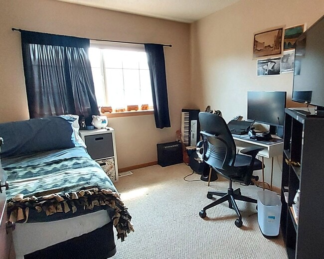 Building Photo - Nice 3 Bedroom 1.5 Bathroom Townhome in Hu...