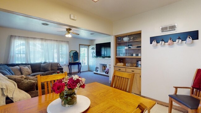 Building Photo - Home w/Yard & Garage