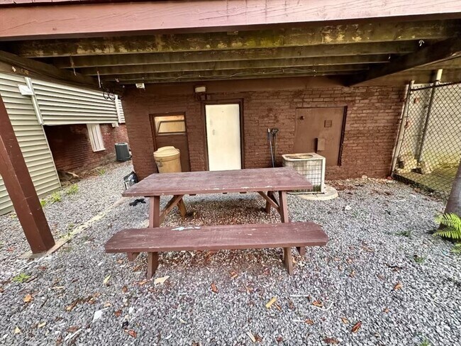 Building Photo - 474 E 7th St