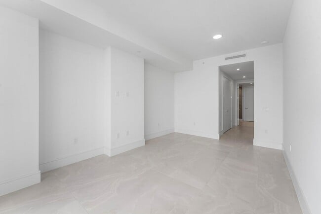 Building Photo - 220 Lake Shore Dr