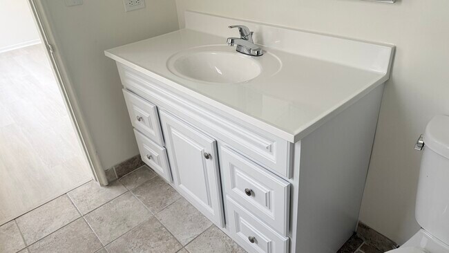 New vanity - 7617 De Longpre Ave