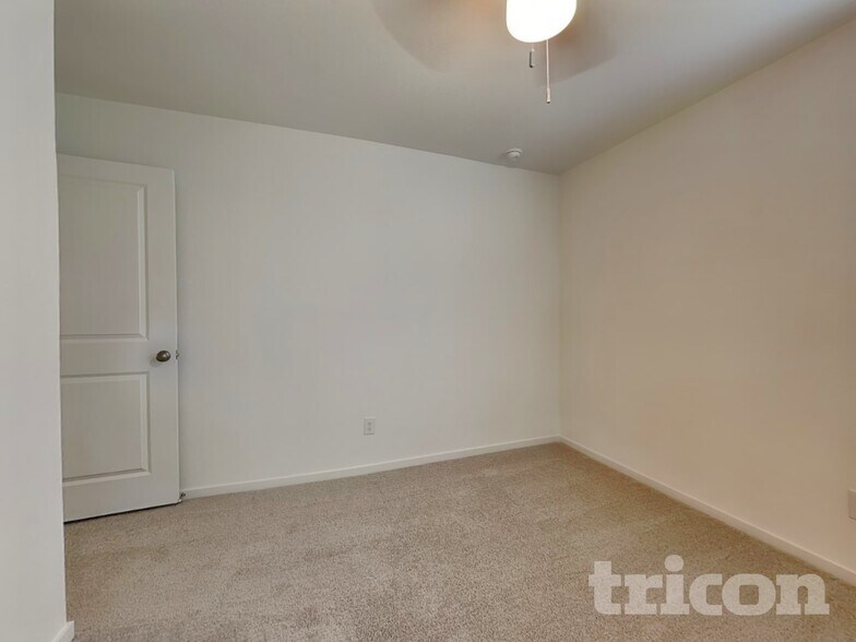 Building Photo - 1620 Parlier St