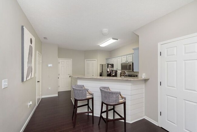 Building Photo - Beautiful Updated 2 Bed 2 1/2 Bath Condo i...