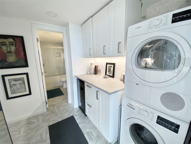 Building Photo - 2016 Main St