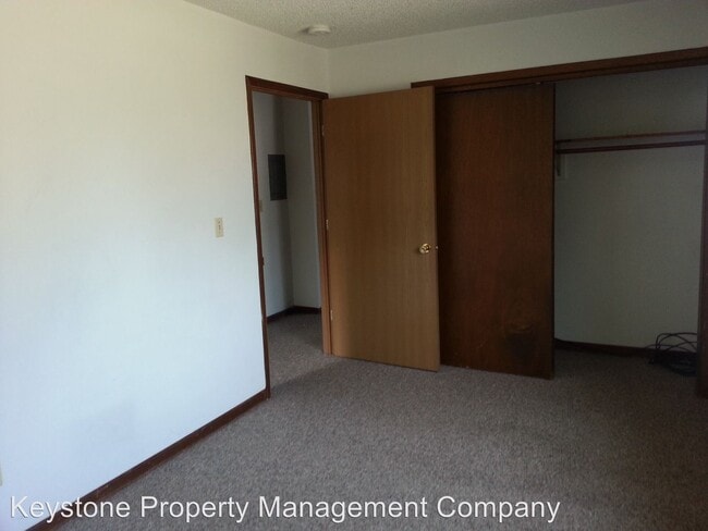 Building Photo - 1012 E Burlington St