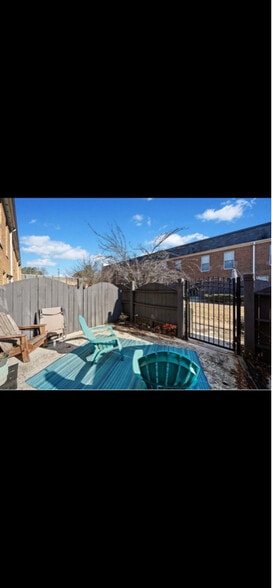 Building Photo - 245 Winding River Dr