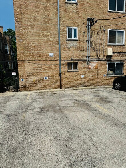 Building Photo - 1429 W Jarvis Ave