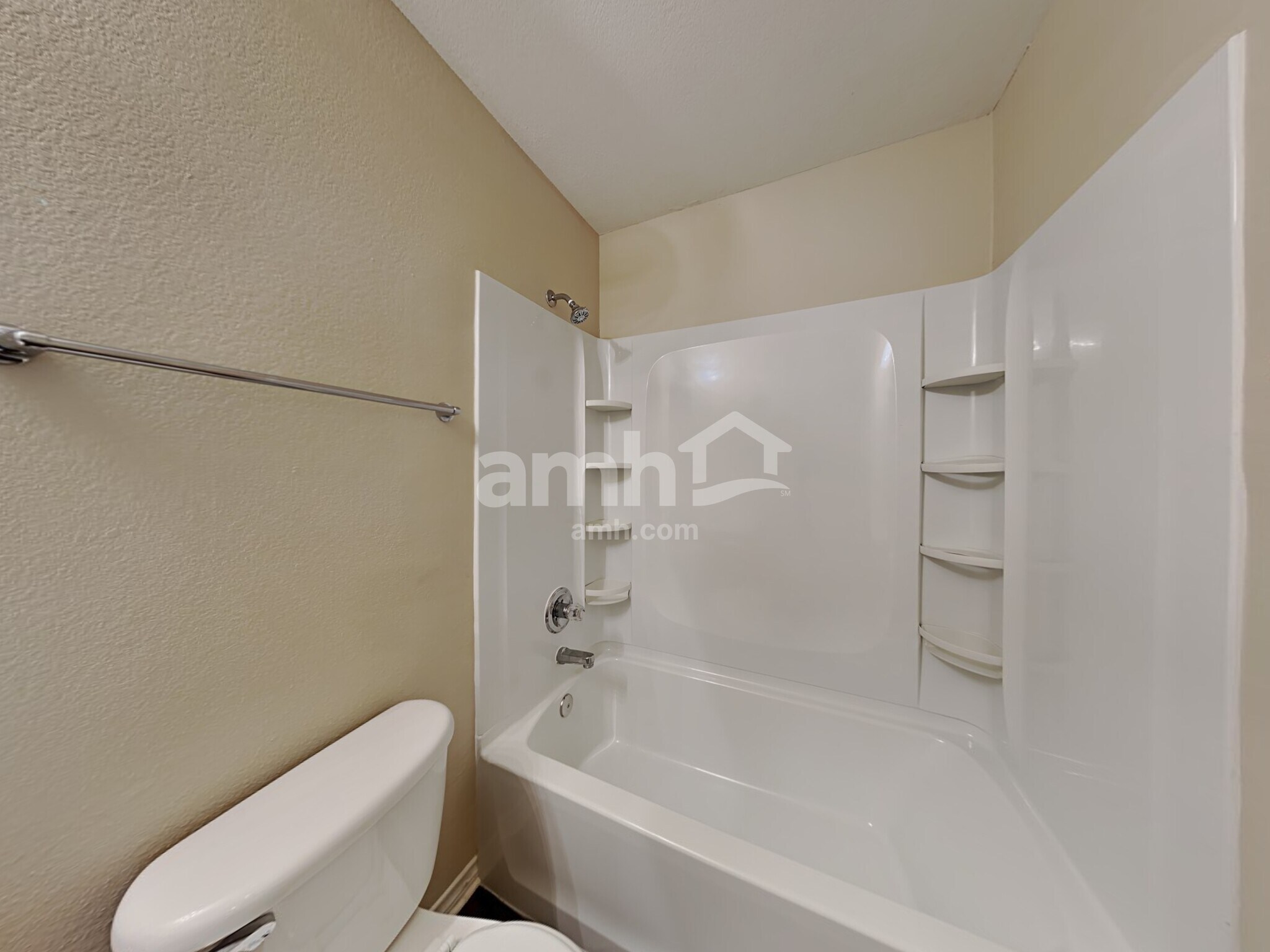 Building Photo - 3013 Lake Side Dr