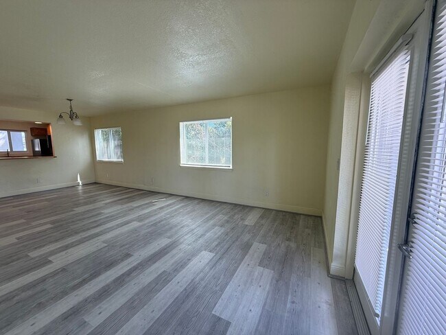 Building Photo - 900 S Peninsula Dr