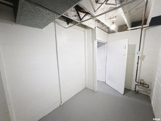 Building Photo - 3 Bedroom Rental in Moline