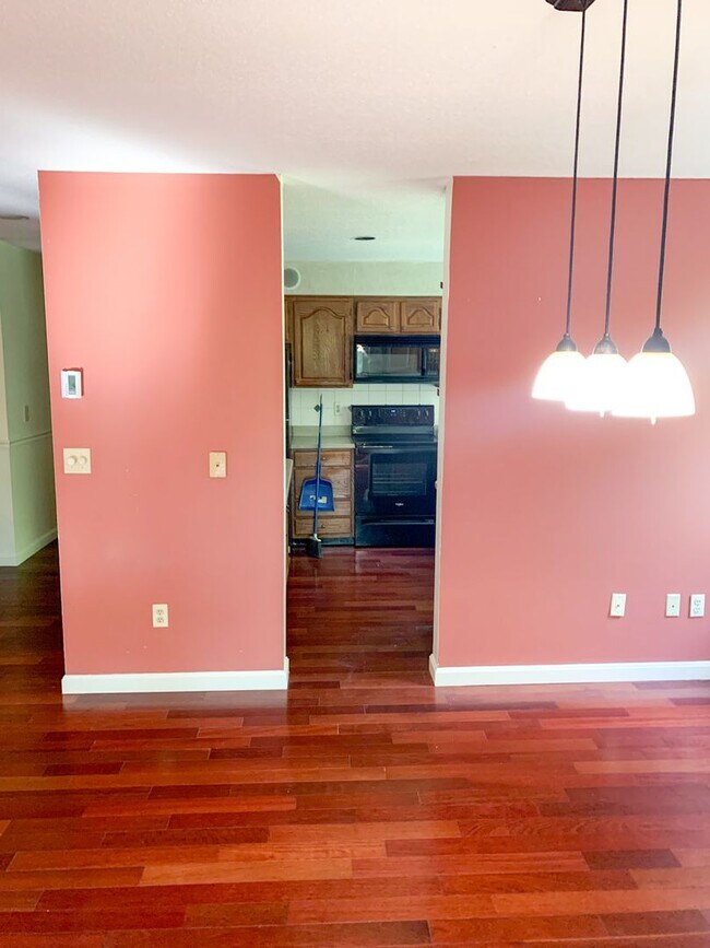 Building Photo - 3 Bedroom Condo Available for Aug. 1st