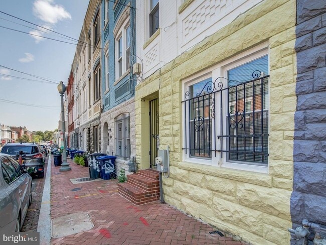 Building Photo - 424 Elm St NW