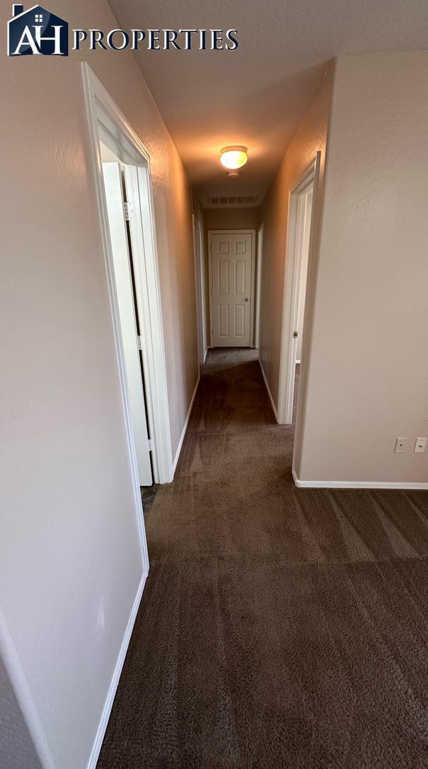 Building Photo - 3 Bed 2.5 bath 2 story house LOTS of storage