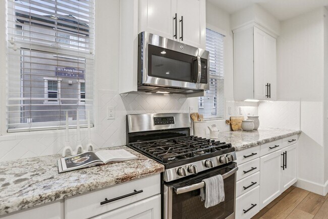 Building Photo - Beautiful Corner-Unit Townhome Near Downtown – 4 Bed | 3 baths