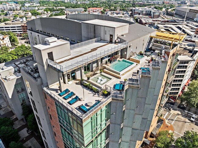 Building Photo - 2000 Bagby St