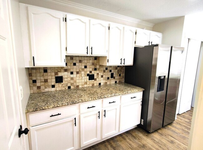 Building Photo - Beautiful 5 Bd 3.5 Ba Home w/Mother-In-Law...