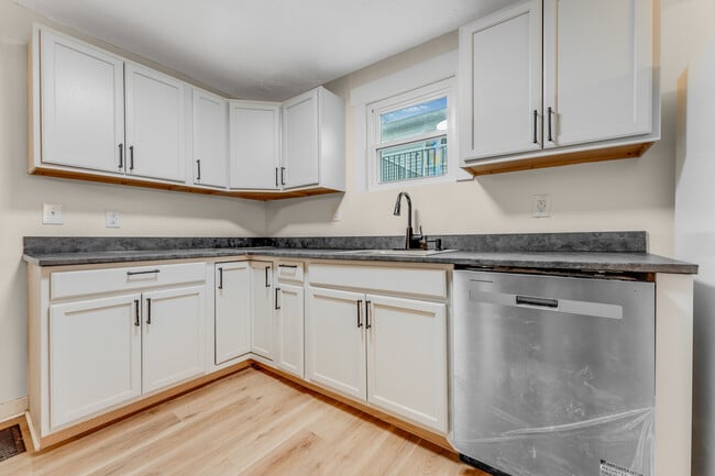 Building Photo - 911 Montrose Ave