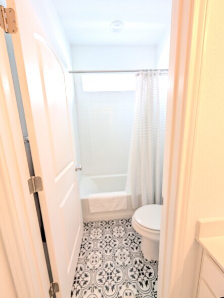 Building Photo - 2020 Blue River Dr