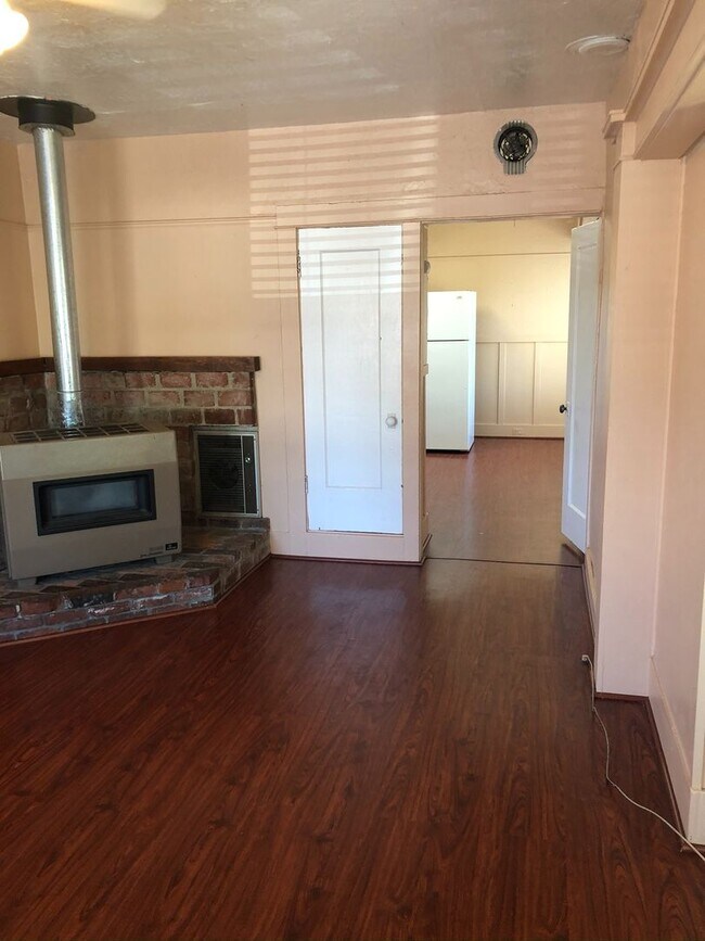 Building Photo - Quaint 2 bedroom duplex near downtown, utilities included!