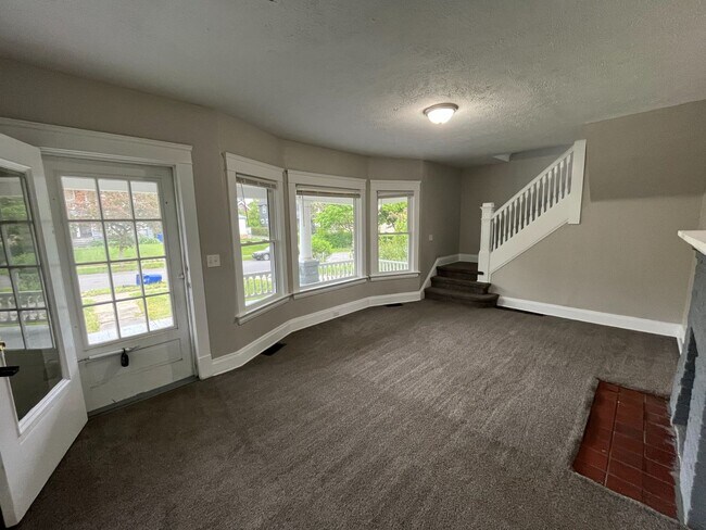 Building Photo - Three bedroom one bathroom single family home for rent MOVE IN SPECIAL - HALF OFF FIRST MONTHS RENT