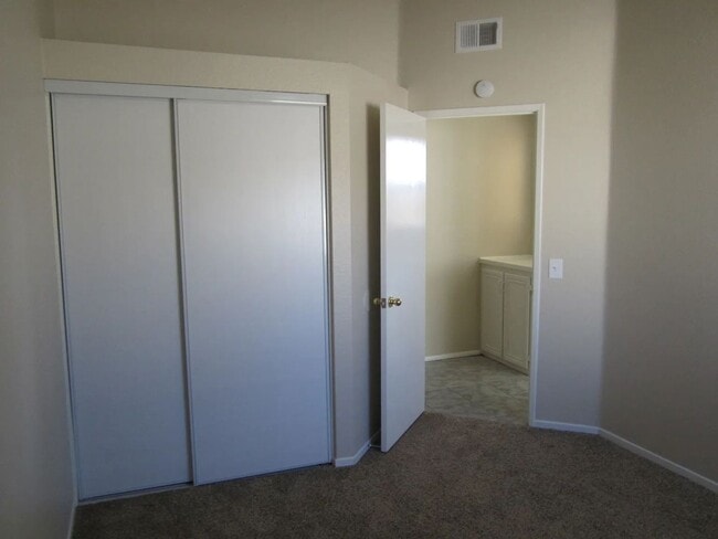 Building Photo - Nice 3 BR in Great MoVal Neighborhood