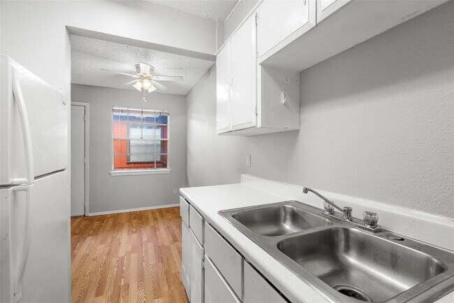 Building Photo - 307 E 31st St