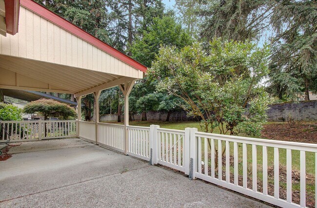 Building Photo - Bright 3 Bedroom 2 Bath Home in Pinebrook! Stainless Appliance Package