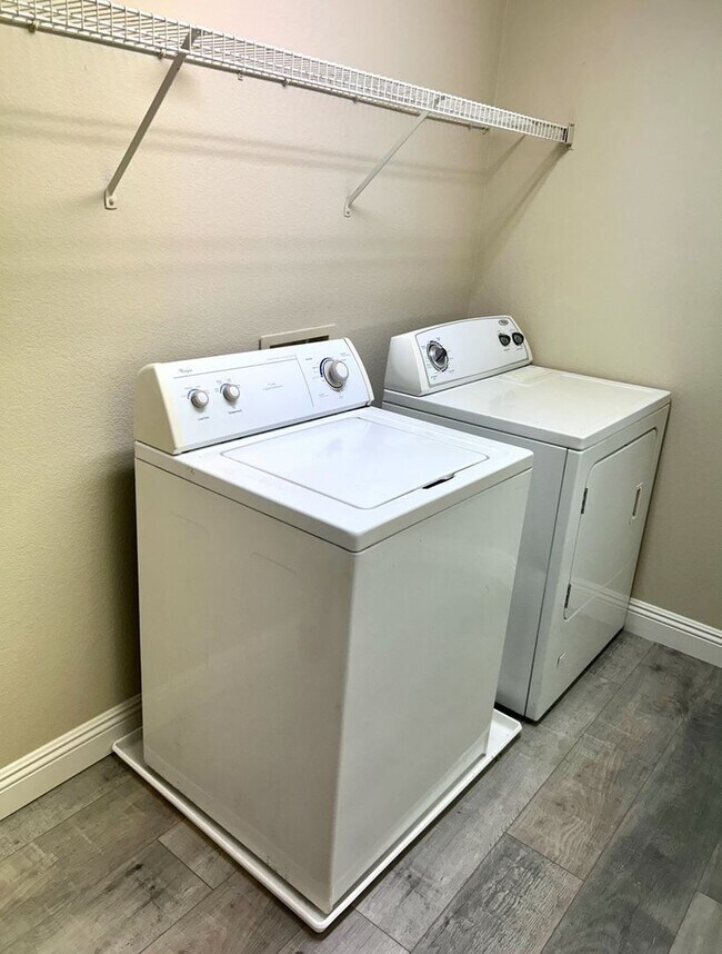 Building Photo - SW!!! OVER 2000 SQ FT!!! New Carpet!!! New Flooring!!! Freshly Painted!!! 4 bed 3 bath!!! Low Mai...