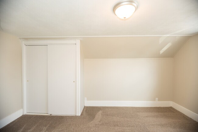 Building Photo - 3 potential 4 bedroom in desirable Beech G...