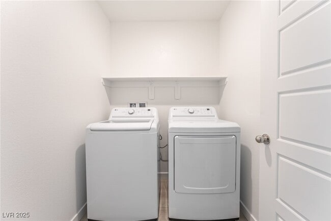 Building Photo - 943 Watford Pl