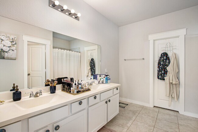 Building Photo - 40557 Mostyn Lake Dr