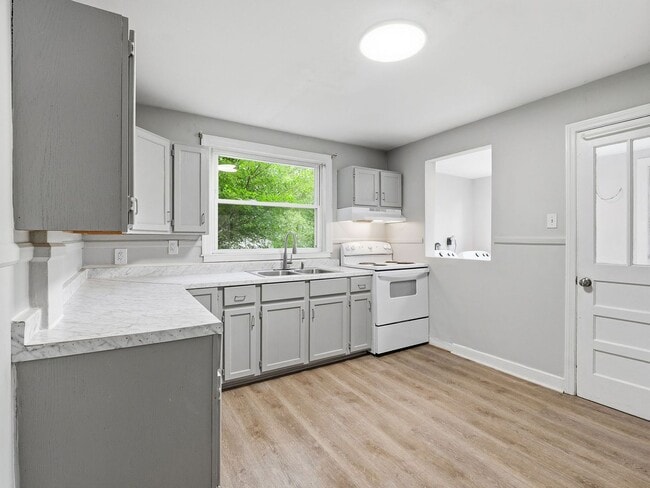 Building Photo - 4 Bedroom/1 Bathroom Home with Fenced Yard Available in SE Roanoke!